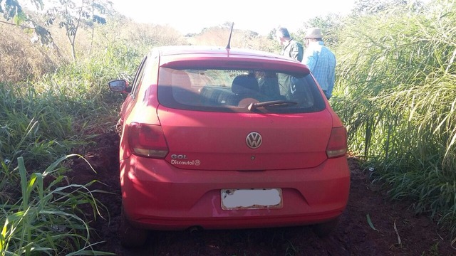Carro da empresária Thaís Valadares foi encontrado atolado em estrada de MS (Foto: PMR/Divulgação)