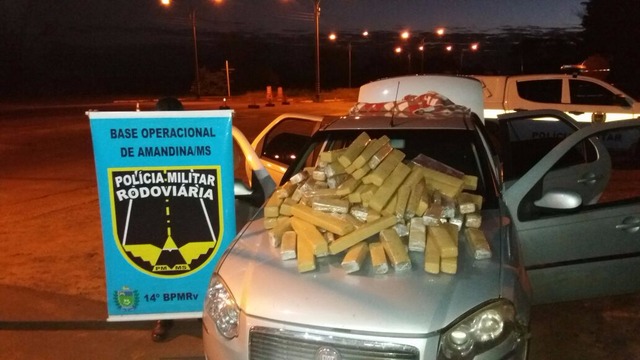 Polícia Militar Rodoviária prende jovens em veículo recheado com drogas No total foram apreendidos 95 tabletes de maconha ( Foto: Assessoria)
