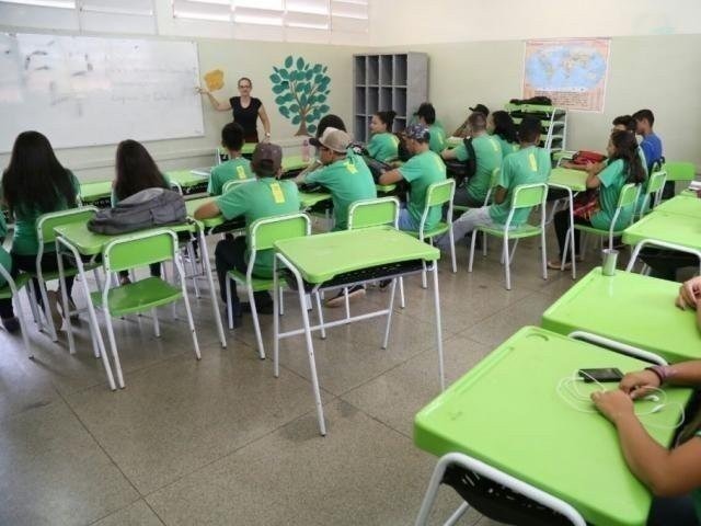 Professora dando aula para alunos da Rede Estadual de Ensino (Foto: Divulgação)
