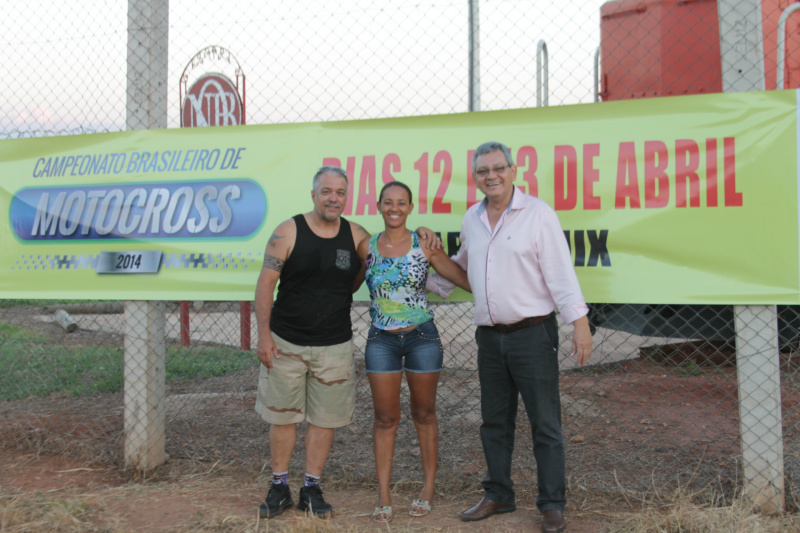 Painéis de led mostrarão em tempo real as provas do Brasileiro de Motocross Uma das faixas que o promotor Antônio Carlos e Ricardo Ojeda estenderam em Três Lagoas; na foto, em companhia de Alda, contratada para chefiar a parte de limpeza e higienização do Arena Mixa (Foto: Léo Lima)