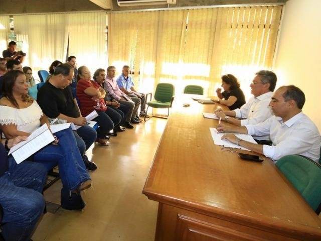Após adiamento, governo de MS quer iniciar jornada de 8 horas em 1º de julho Édio Viegas e Hashioka (à direita), participaram de reuniões com servidores para discutir jornada. (Foto: Edemir Rodrigues/Subcom/Arquivo)