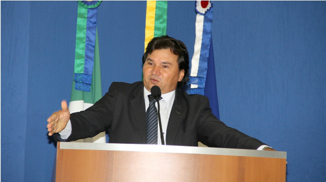 Melhorias na área de assistência social, saúde e infraestrutura são defendidas por Idevaldo Claudio Vereador Idevaldo Claudio solicitou pavimentação em mais de cinco bairros (Foto: Assessoria)