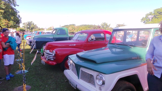 Belíssimos carros de colecionadores  estão expostos na lagoa (Foto:Ricardo Ojeda)