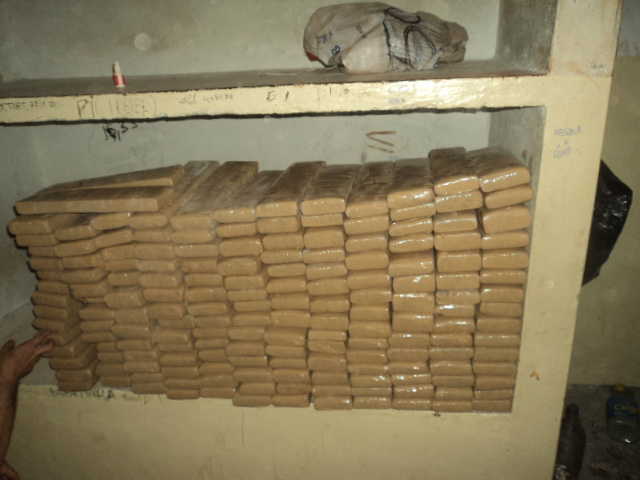 PMA apreende 277 kg de maconha, atira em veículo e traficante é preso No carro, com placas de Goiânia (GO), os policiais encontraram 277,3 kg, que foram apreendidos (Foto: Divulgação/Assecom)