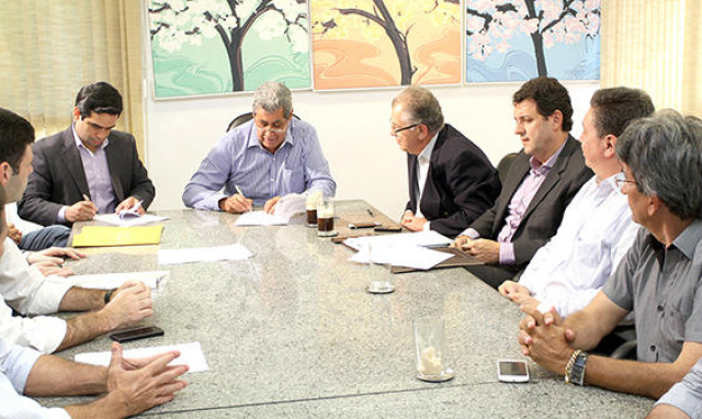 Puccinelli garante instalação de indústria em Água Clara, novo polo moveleiro O documento, em que o Estado garante incentivos fiscais aos empreendedores, foi assinado pelo governador André Puccinelli e a diretoria do grupo (Foto: Rachid Waqued)
