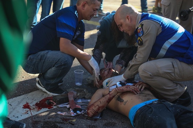 Torcedor ferido na briga é atendido (Foto: Ag. Estado)