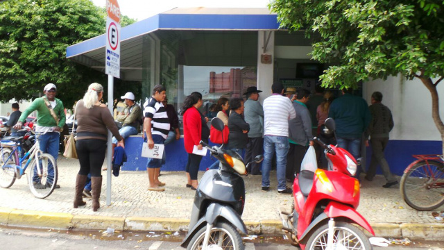 Com o fechamento das agências bancárias, as filas das lotéricas ganham mais volume de pessoas (Foto: Ricardo Ojeda)