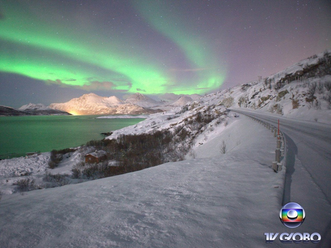As luzes do norte dançam sobre a noite polar.. (Foto: Blog Conexão REP.CINE)