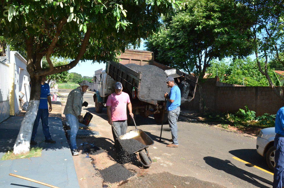 Operação tapa-buracos continua em todo o município. (Foto: Assessoria)