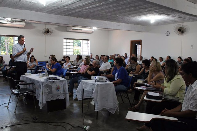 Diocese de Três Lagoas inicia a formação da Escola Bíblica, Teológica e Catequética para Leigos Bispo Dom Luiz Gonçalves Knupp, fala aos diocesanos durante a aula inaugural (Foto/Pascom)