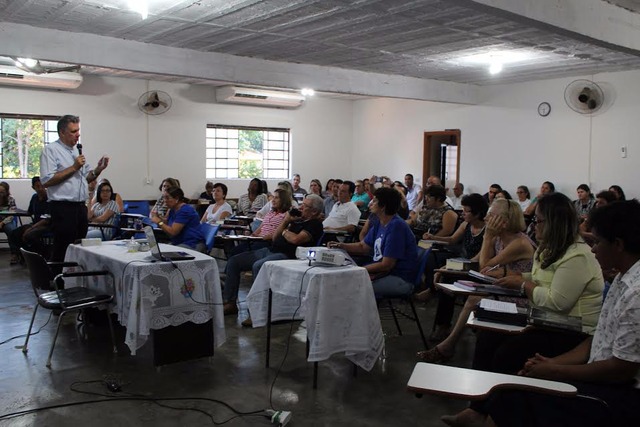 Bispo Dom Luiz Gonçalves Knupp, fala  aos diocesanos durante a aula inaugural (Foto/Pascom)