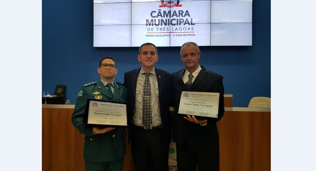 Câmara homenageia militares em sessão solene Major Enio Souza, vereador Sargento Rodrigues, e Gildo Souza. Os dois foram homenageados com o titulo de Cidadão Três-lagoense, através da preposição do vereador Rodrigues. Fotos: Divulgação