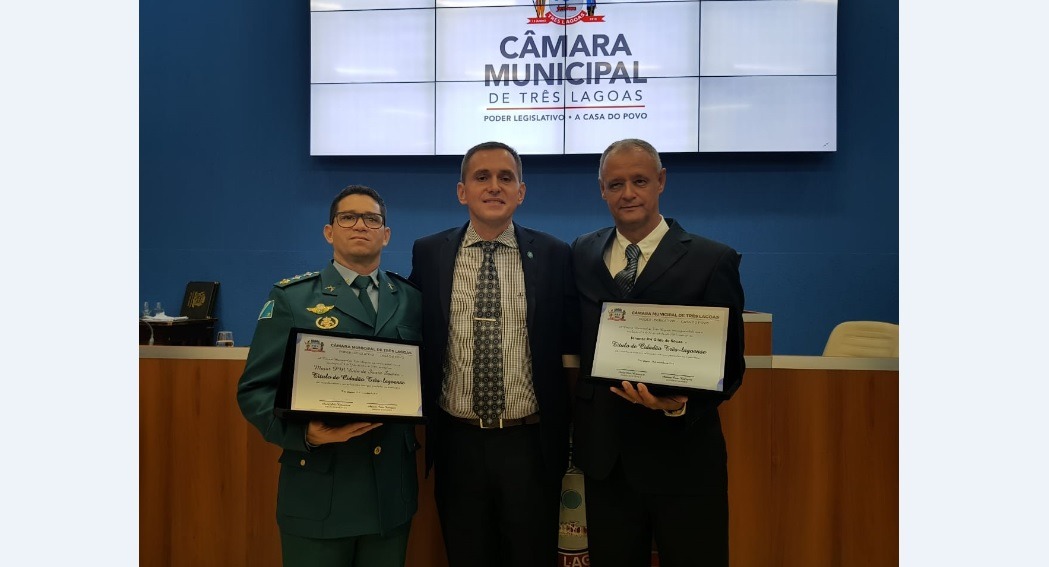 Major Enio Souza, vereador Sargento Rodrigues, e Gildo Souza. Os dois foram homenageados com o titulo de Cidadão Três-lagoense, através da preposição do vereador Rodrigues. Fotos: Divulgação