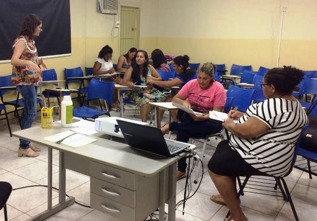 A capacitação desses profissionais também se estendeu à higienização do ambiente onde são manipulados e armazenados os alimentos (Foto/Assessoria)