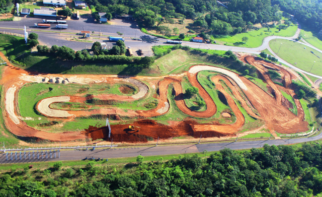 Pista do Arena Mix projetada por Paulo Caramez já está com 90% das obras concluída e deverá ser concluída na próxima quinta-feira (Foto: Marcelo Rodrigues) 