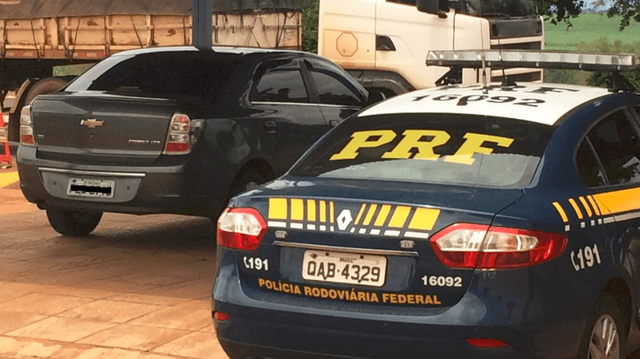 PRF recupera, em Paranaíba, veículo roubado no Estado de São Paulo Veículo Cobalt recuperado pela PRF ontem. Foto: Divulgação