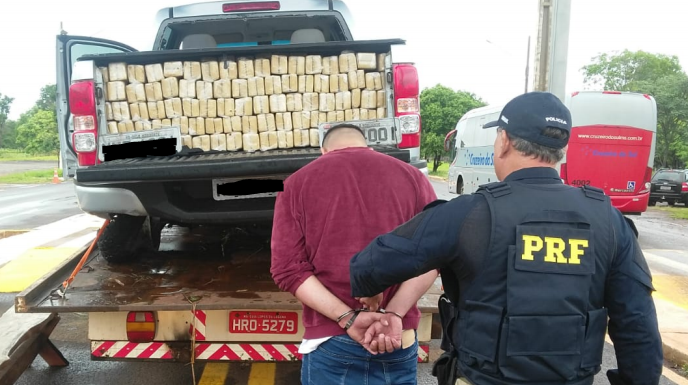 PRF apreende 1T de maconha e prende traficante e batedor da carga Caminhonete apreendida cheia de drogas tinha como