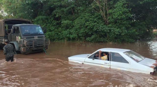 O Exército improvisou uma travessia para pedestres com barcos. (Foto: Divulgação)