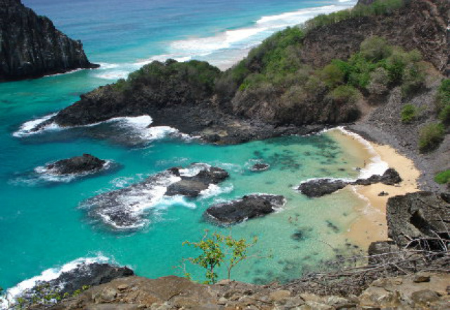 A Baía do Sancho, no Parque Nacional Marinho de Fernando de Noronha (PE), foi eleita a mais bonita do planeta(Foto: Fabiana Bicudo/Divulgação)