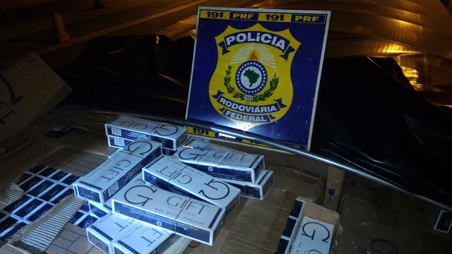 PRF apreende 350 mil maços de cigarros contrabandeados em Paranaíba Além do cigarro, a PRF apreendeu rádios comunicadores que estavam escondidos em compartimentos ocultos (Foto: PRF/Divulgação).