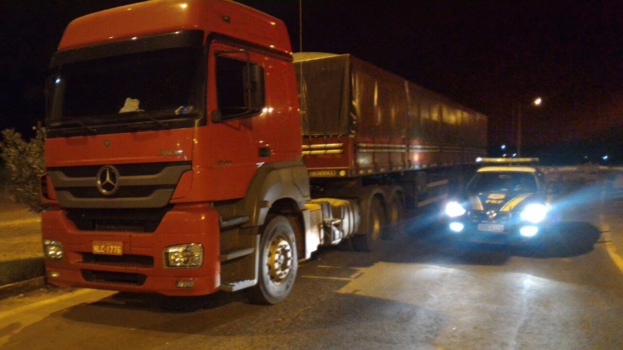 PRF apreende 350 mil maços de cigarros contrabandeados em Paranaíba O veículo foi adquirido em Tacuru (MS. O destino final da viagem seria o estado de Minas Gerais (Foto: PRF/Divulgação).