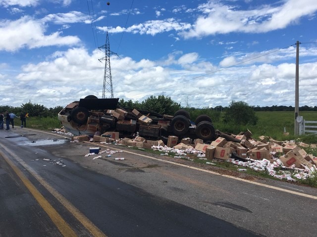 Testemunhas disseram que caminhão com cigarros contrabandeados tombou na MS-339 por causa da alta velocidade (Foto: PMR/Divulgação)