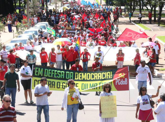 Em Campo Grande, os manifestantes percorreram o centro da capital e concluíram o evento na Praça do Rádio (Foto: Midiamax News)