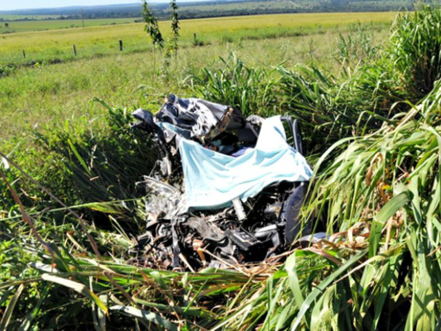 Veículo da vítima ficou destruído após colisão com carreta (Foto: Maikon Leal/ Coxim Agora )
