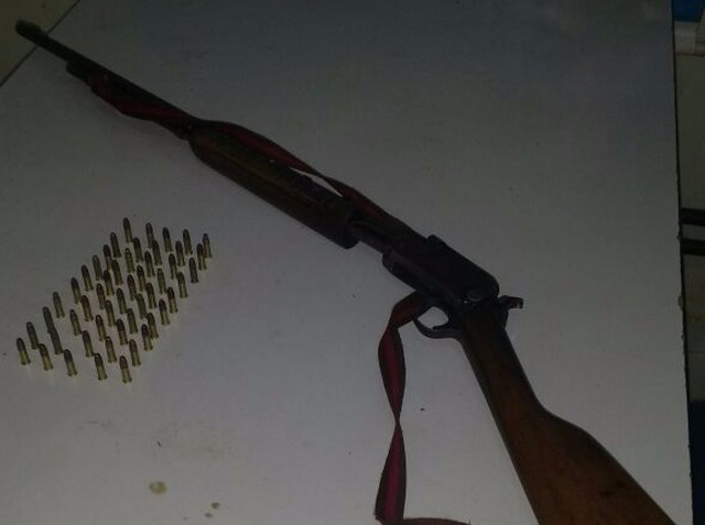 Polícia flagra espingarda escondida no parachoque de um veículo As munições, todas intactas, estavam escondidas no mesmo compartimento no veículo (Foto: PMR/Divulgação).