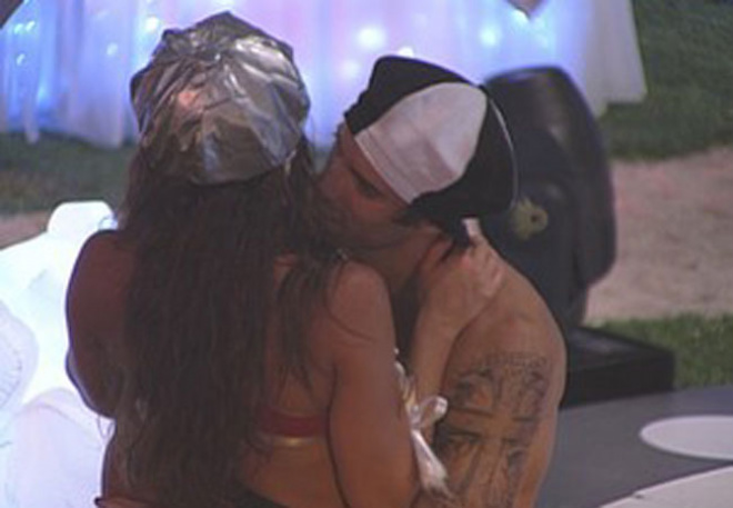 BBB11: Mauricio e Maria trocam beijos na pista de dança