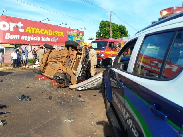 Acidente envolveu viatura da PM e motorista, que sofreu graves lesões, segundo testemunhas — Foto: Osvaldo Nóbrega / TV Morena