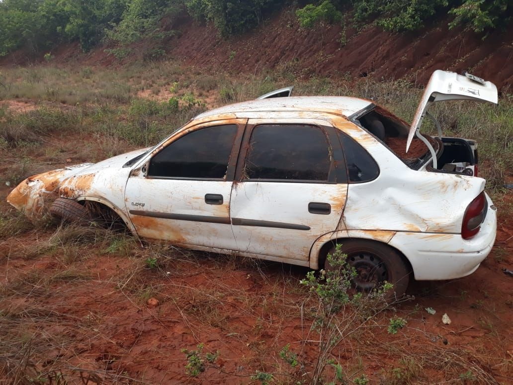 Carro de Três Lagoas capota na estrada perto de Inocência Fotos: Divulgação Corpo de Bombeiros.