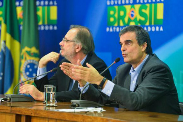 Ao lado de Rosseto (de barba), Cardozo fala sobre as manifestações no país e as medidas a serem tomadas para o combate à corrupção (Foto: Agência Brasil)