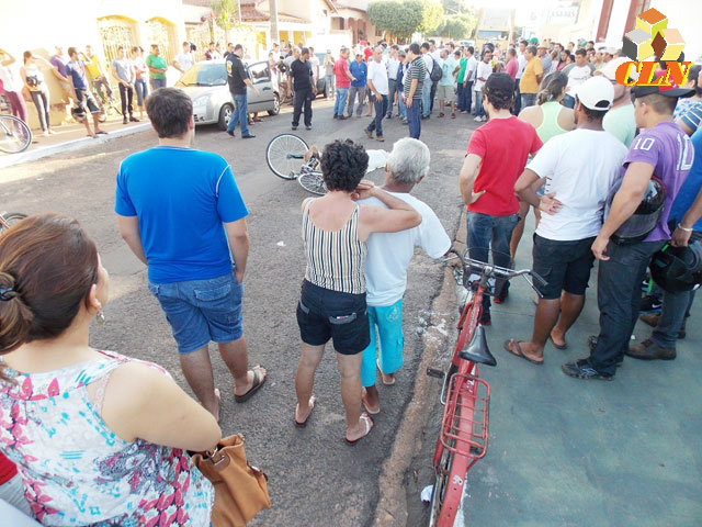 O jovem foi alvejado por dois tiros e morreu no local. Um disparo acertou o braço e o outro a região do tórax (Foto: Mariele Machado)