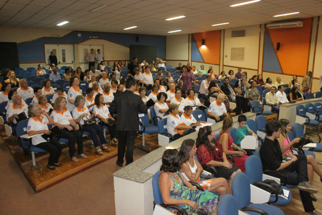 UMI forma terceira turma de alunos da Melhor Idade em Três Lagoas Formatura da UMI aconteceu no anfiteatro do campus I, da UFMS (Foto: Guta Rufino)