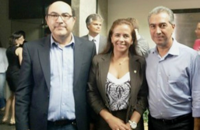 O presidente Nelson Mendes Jr., a vice Carla Cardoso e o governador Reinaldo Azambuja (Foto: Divulgação)