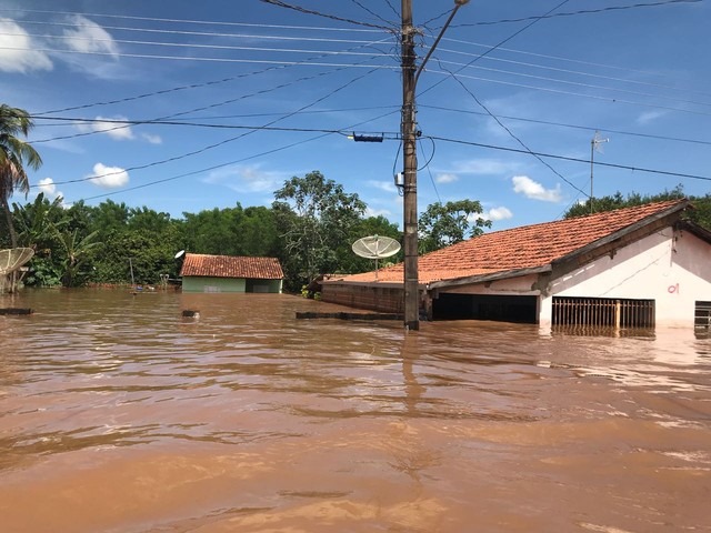 Prefeitura de Aquidauana suspende aulas até fim da semana por causa dos estragos da chuva Com cheia do rio, água quase encobriu casas em Aquidauana (MS) (Foto: Cláudia Gaigher/TV Morena)