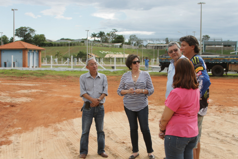 Obras da nova pista do Arena Mix agradam prefeita de Três Lagoas Ao lado do presidente do Rotary Cidade das Águas, Gilberto Uehara, Marcia Moura, Ojeda e a secretaria Brilhante ouvem as explicações de Paulo Caramez sobre a nova pista (Foto: Léo Lima)
