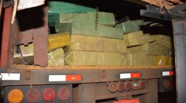 PM apreende carreta com quase quatro toneladas de maconha O motorista durante a abordagem relatou uma história cheia de contradições sobre seu itinerário gerando suspeita de que poderia ser um carro batedor. (Foto: Divulgação)