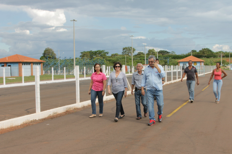 Obras da nova pista do Arena Mix agradam prefeita de Três Lagoas A prefeita Marcia Moura, acompanhada de Eliane, Gilberto e Ojeda caminha pelo espaço do Arena Mix (Foto: Léo Lima)
