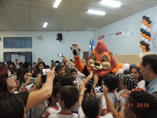 A criançada se divertiu com o mascote do Proerd. Foto: Divulgação PM