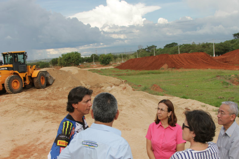Obras da nova pista do Arena Mix agradam prefeita de Três Lagoas Já na pista que está sendo construída, Paulo Caramez explica a respeito da reformulação que foi realizada (Foto: Léo Lima)