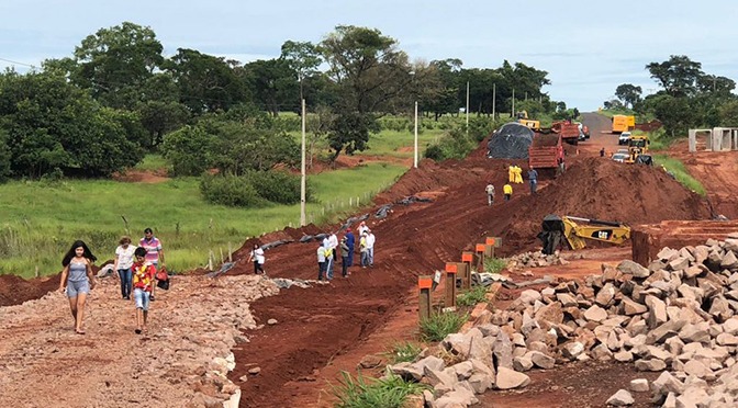 Agesul interdita trecho da MS-338 para fazer melhorias na drenagem A MS-338 chegou a ser totalmente interditada na quarta-feira (10) após o rompimento completo das galerias pluviais que ainda seguravam parte da pista.(Foto