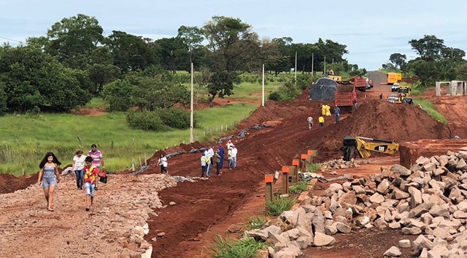 A MS-338 chegou a ser totalmente interditada na quarta-feira (10) após o rompimento completo das galerias pluviais que ainda seguravam parte da pista.(Foto