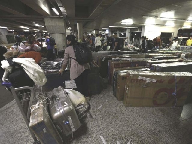 Médicos cubanos se preparando para embarcar para Havana no Aeroporto de Brasília (Foto: Fabio Rodrigues Pozzebom/Agência Brasil)
