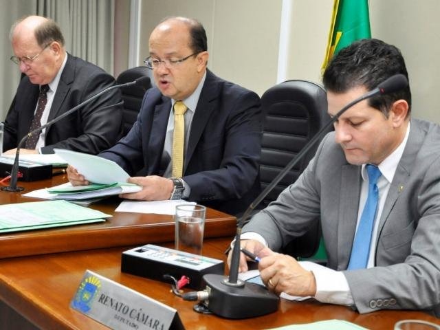 Deputados Enelvo Feline (PSDB), José Carlos Barbosa (DEM) e Renato Câmara (MDB), durante reunião da CCJR (Foto: Luciana Nassar)
