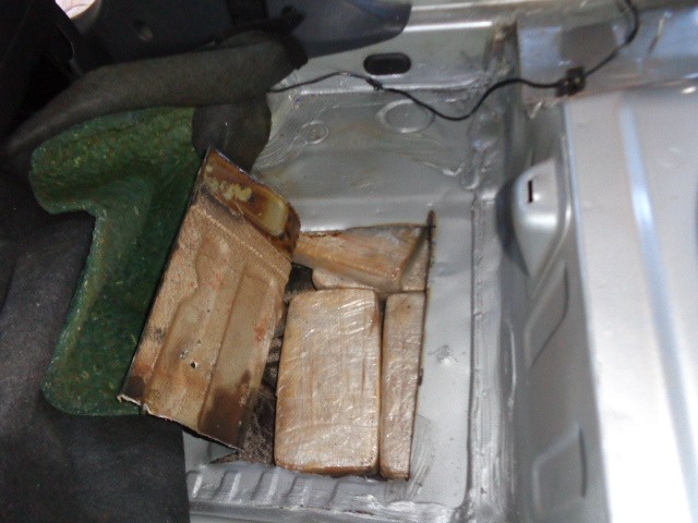 Os tabletes estavam escondidos em um fundo falso do veículo (Foto: Divulgação)