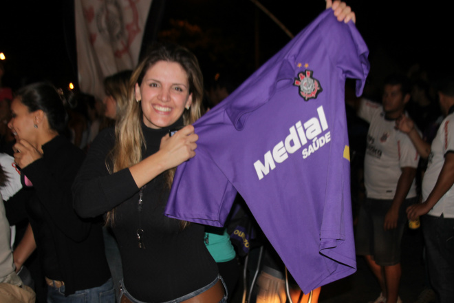 Feliz da vida, torcedora corintiana comemora título inédito do Timão (Foto: Ricardo Ojeda)