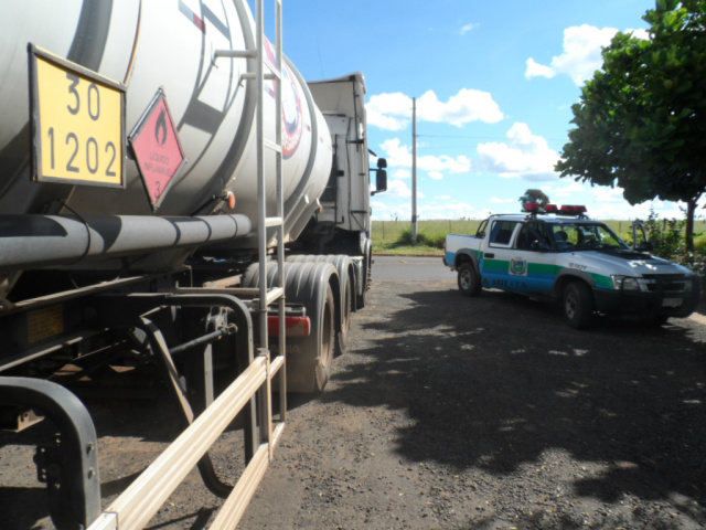O veículo carregado com 58.000 litros de diesel, pertencente a uma empresa de venda de combustíveis (Posto), que tem domicílio jurídico em Rondonópolis foi multada em R$ 29.000,00 (Foto: Divulgação/PMA)