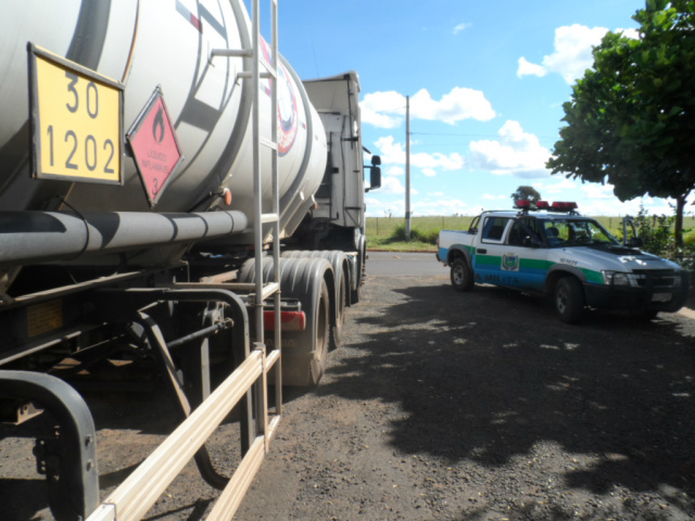 PMA apreende 58 mil litros de diesel e autua empresa de Mato Grosso em R$ 29 mil O veículo carregado com 58.000 litros de diesel, pertencente a uma empresa de venda de combustíveis (Posto), que tem domicílio jurídico em Rondonópolis foi multada em R$ 29.000,00 (Foto: Divulgação/PMA)